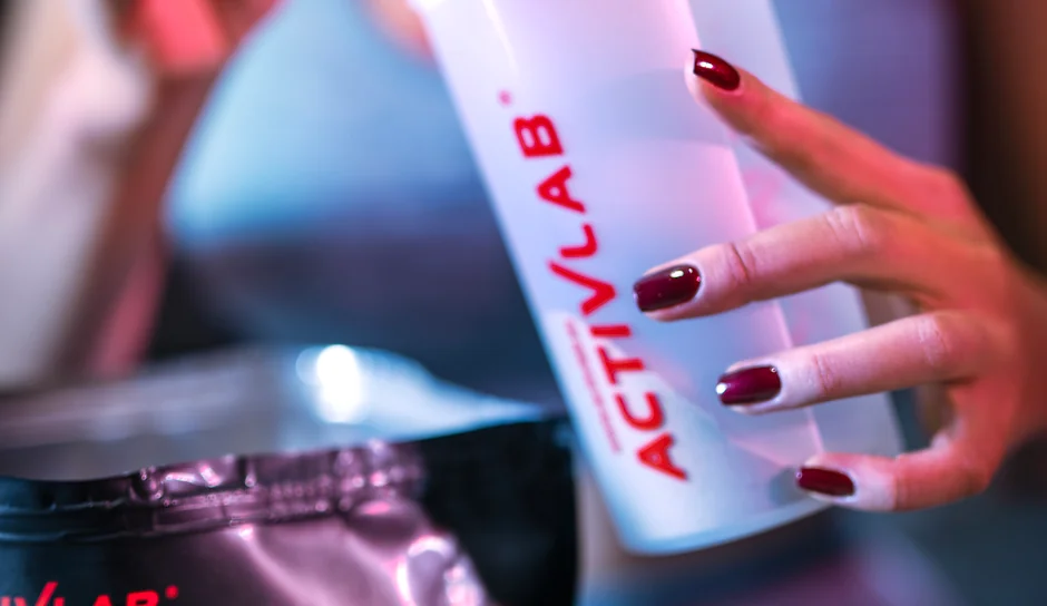 Priprema Activlab whey proteinskog napitka u šejkeru