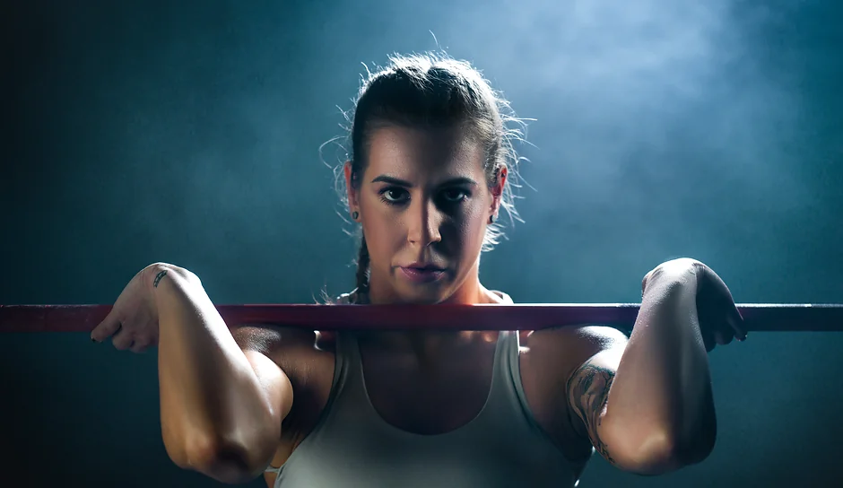 Sportistkinja priprema podizanje šipke